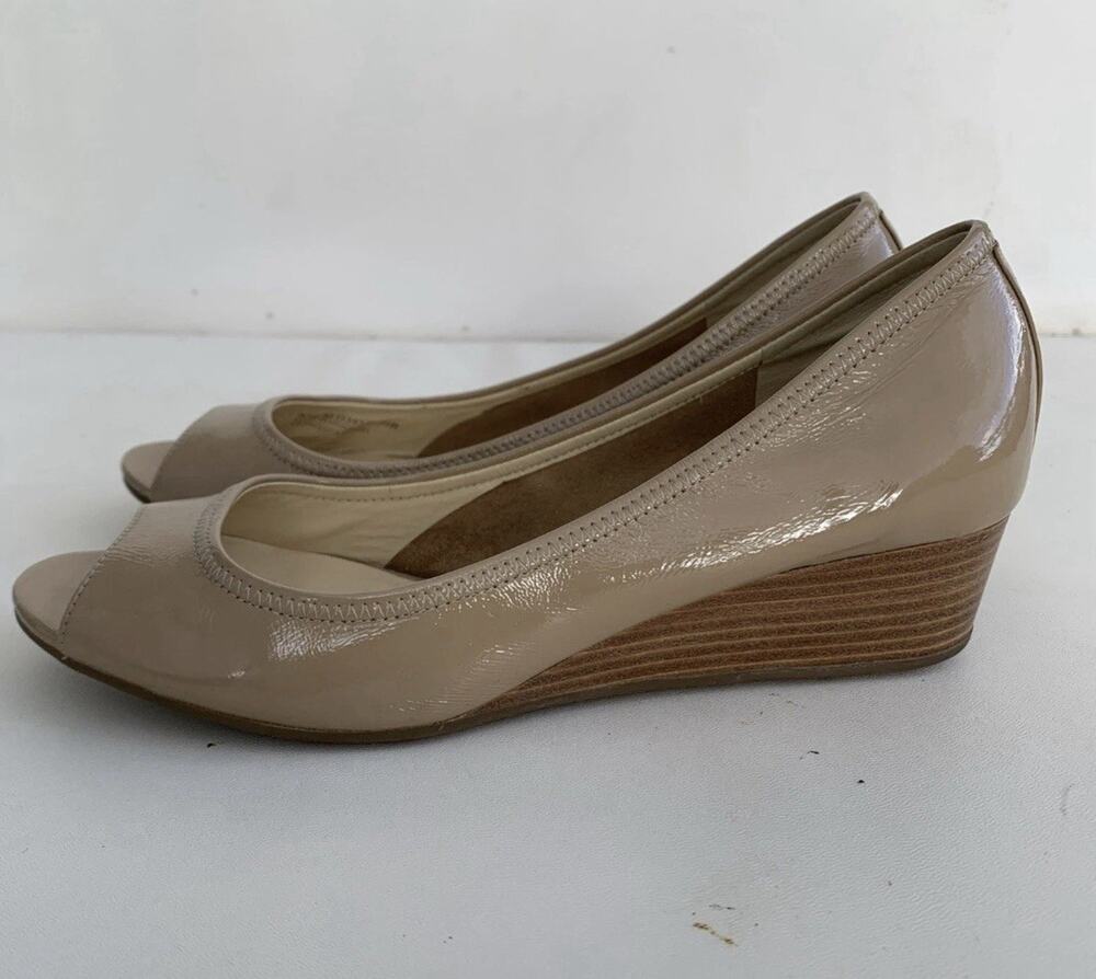 Cole HAAN Air Beige Patent Leather Peep Toe Wedges Sandals Shoes Sz 7.5 Comfort